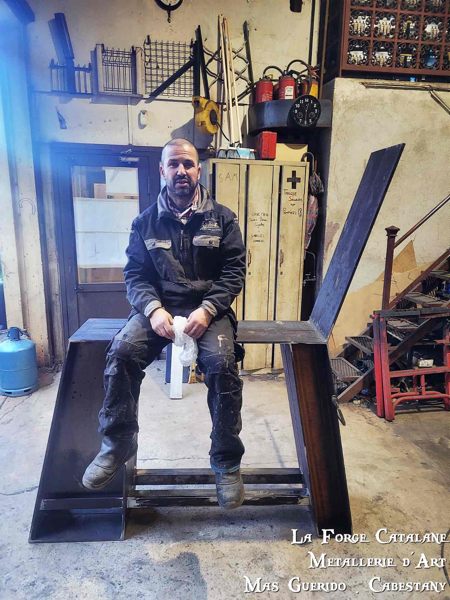 chaise geante en fer forge catalane.jpg